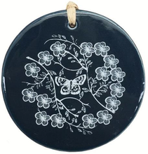 Load image into Gallery viewer, white manuka on blue