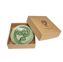 Load image into Gallery viewer, ponga frond 3 dark on light green