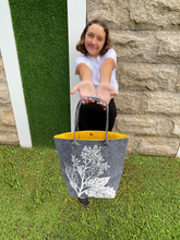 Load image into Gallery viewer, rangiora on grey / yellow