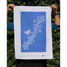 Load image into Gallery viewer, white manuka on blue
